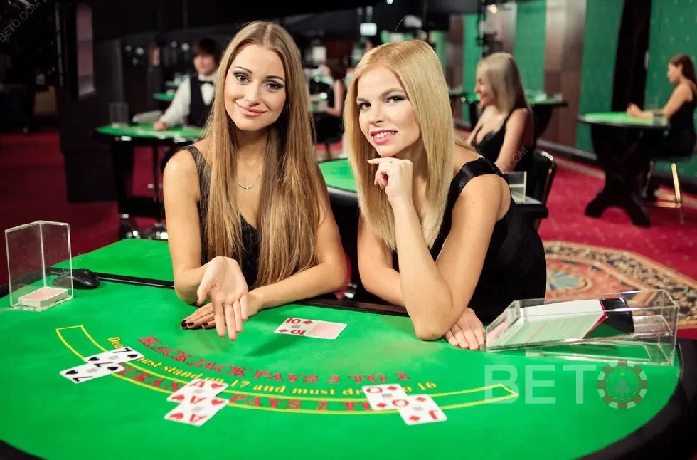 Dealer memandu permainan kartu pada meja kasino live