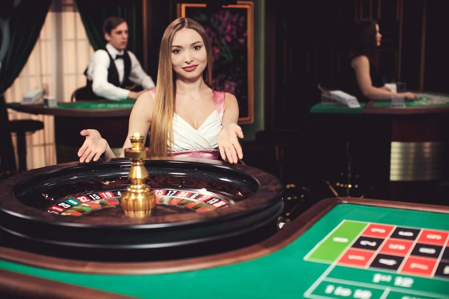 Suasana elegan ruang permainan kasino live QT777